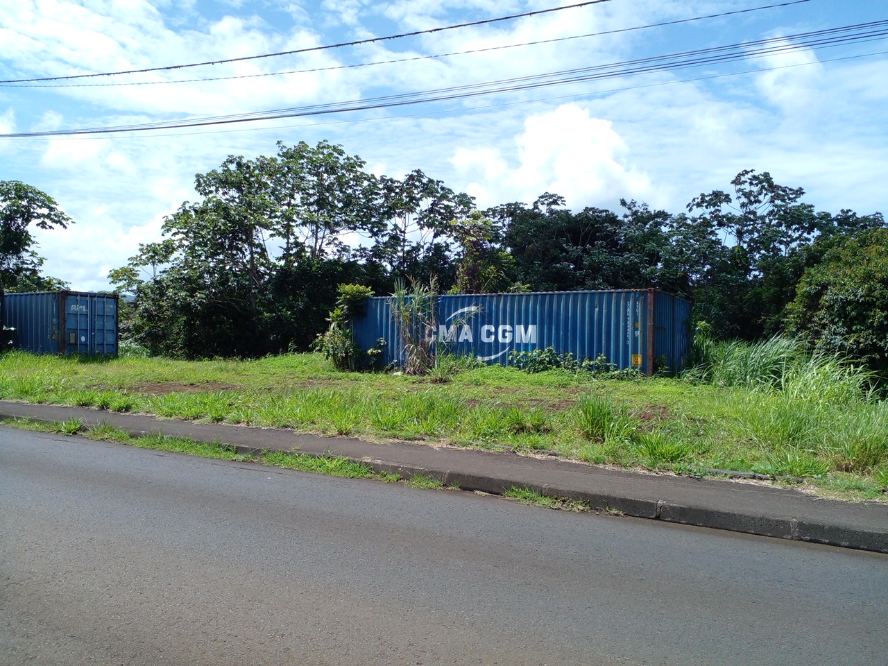 TARAVAO GRAND TERRAIN BORD DE ROUTE EN PETITE HAUTEUR