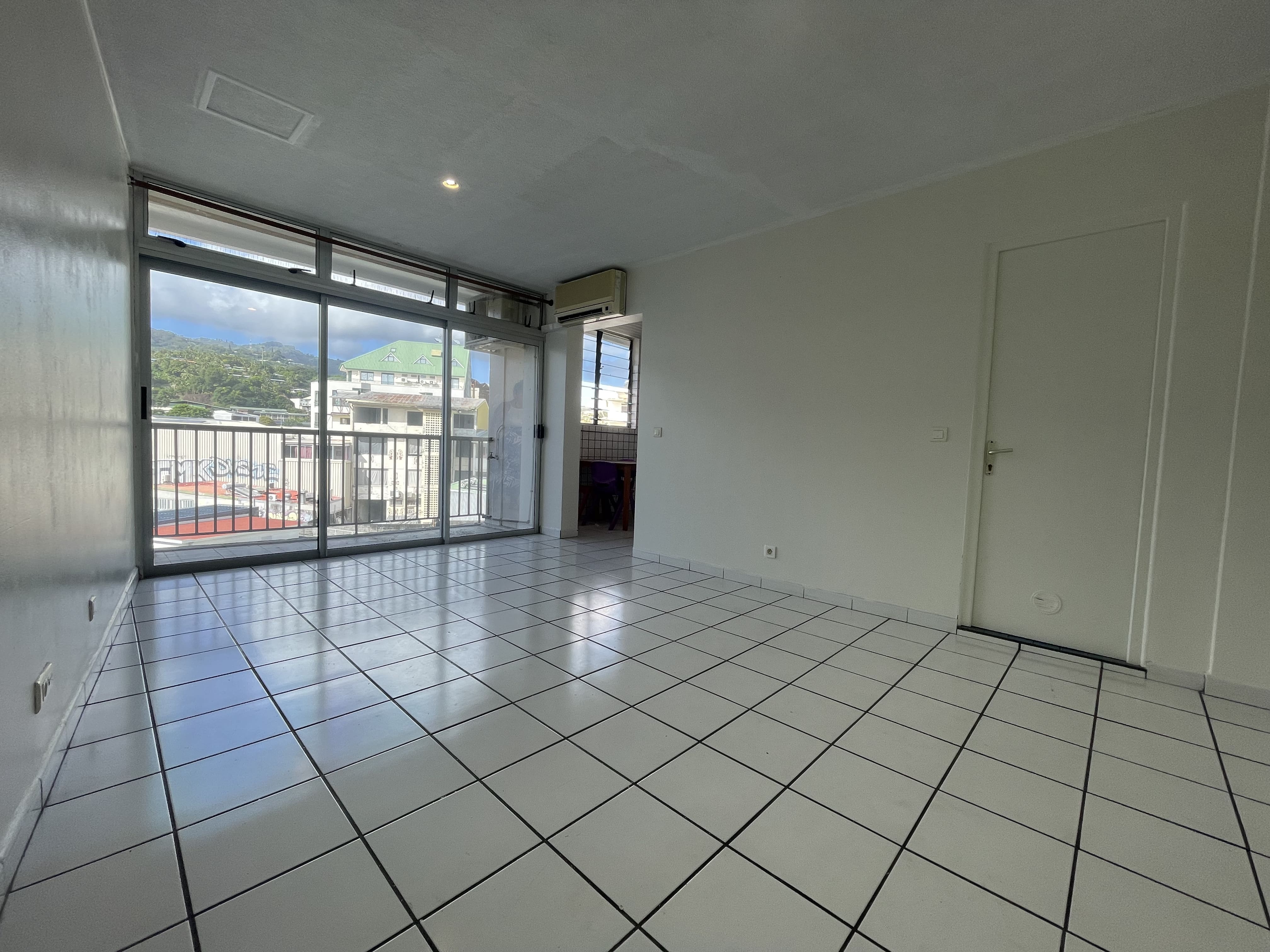 À LOUER LOCAL PROFESSIONNEL À PAPEETE (CENTRE-VILLE)