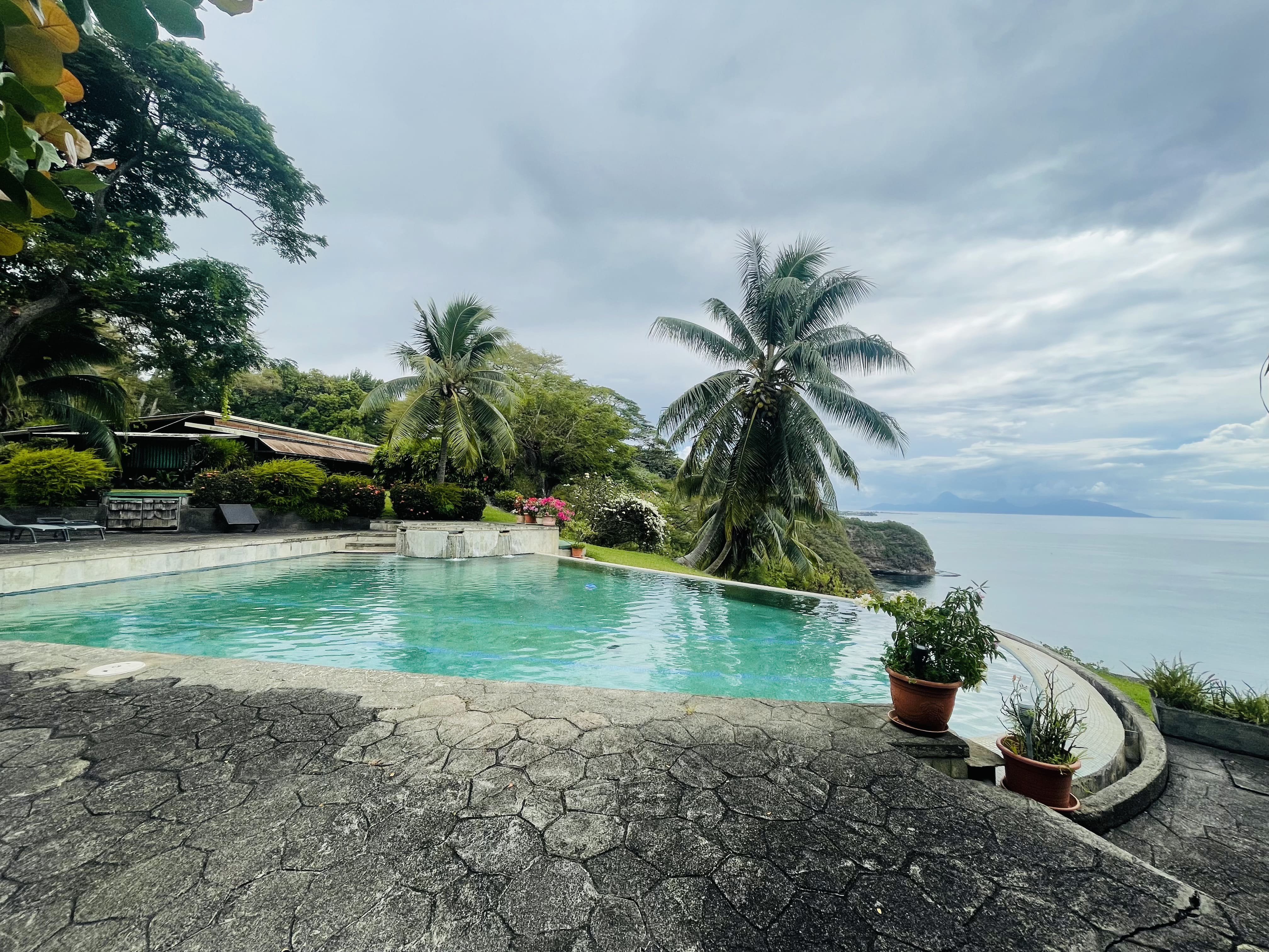 À LOUER À MAHINA MAISON T3 meublée- Propriété de 5 hectares - Piscine vue Moorea