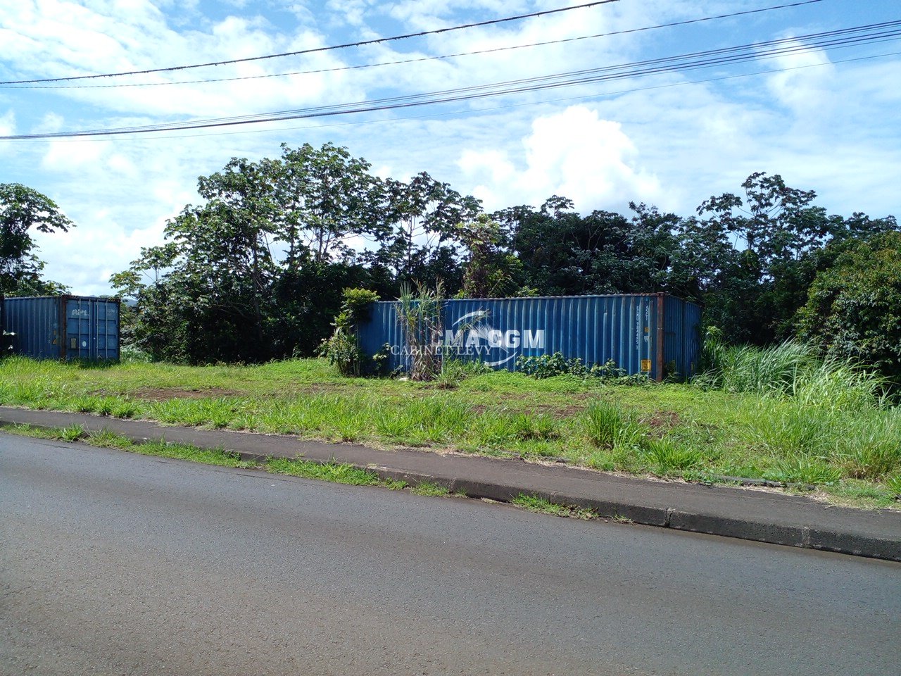 TARAVAO GRAND TERRAIN BORD DE ROUTE EN PETITE HAUTEUR