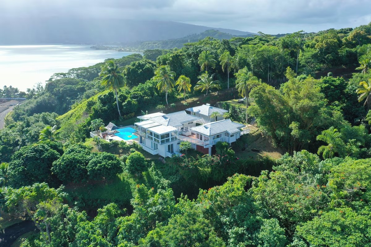À VENDRE VILLA POLYNÉSIENNE DE 300 M² SUR 2 HECTARES ENTRE MER ET MONTAGNE