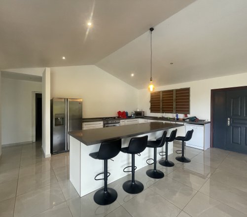 À LOUER À FAA'A (St hilaire)- MAISON T5 MEUBLÉE - PISCINE VUE MER